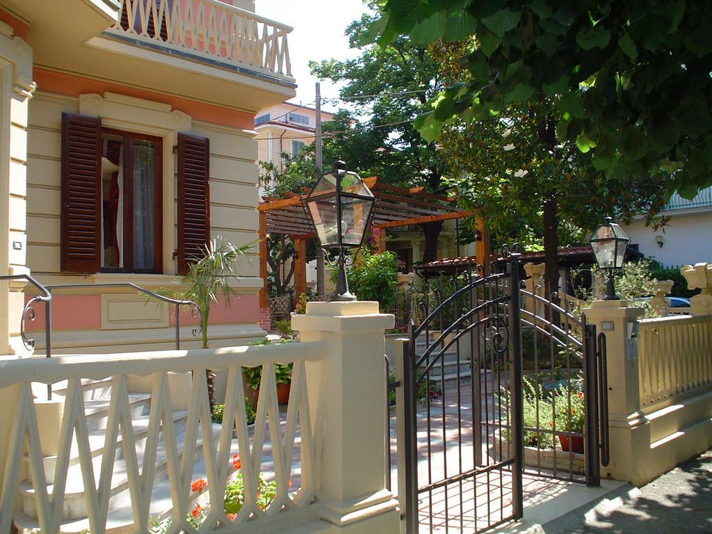 Petit Chateau Монтекатини-Терме Экстерьер фото